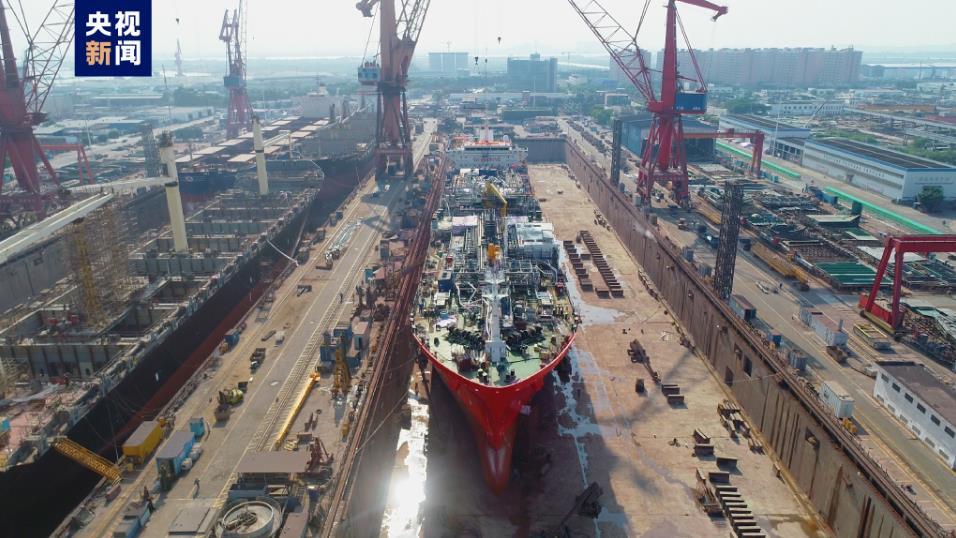 我国首艘液化天然气运输加注船&mdash;&mdash;&ldquo;海洋石油301&rdquo;投入使用